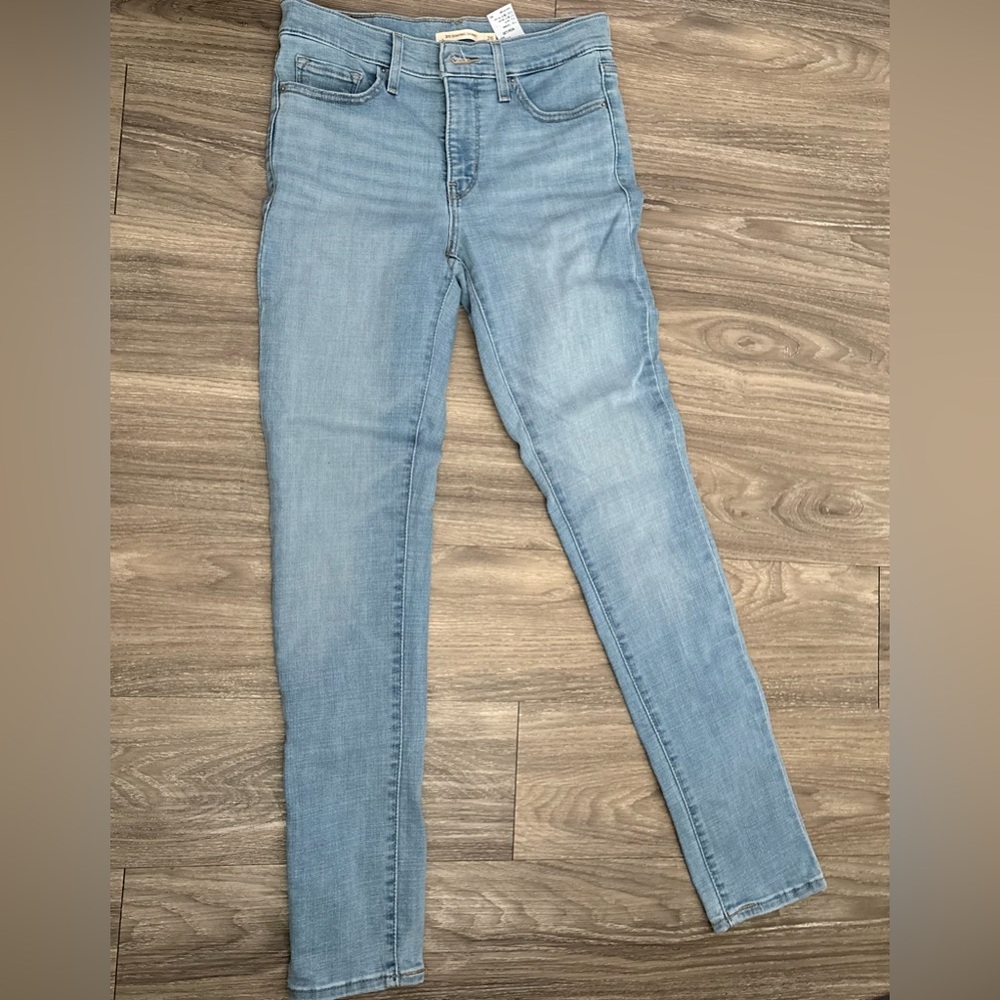 Light Wash Women’s Skinny Jeans